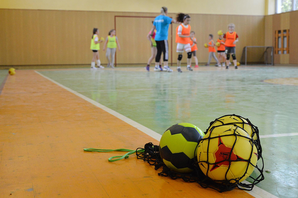 3 ballen in een net bij een handbal clinic